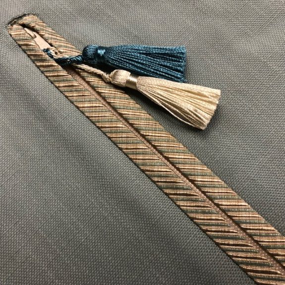 bound zipper detail